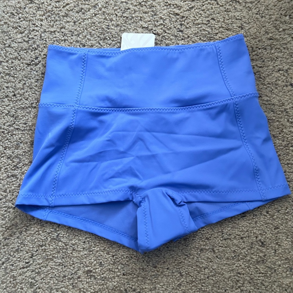 Brand new fabletics women’s gym shorts size medium lavender/purple